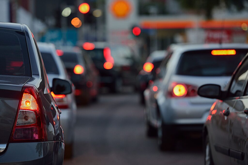 542-82 Estacionar na pista de rolamento das rodovias
