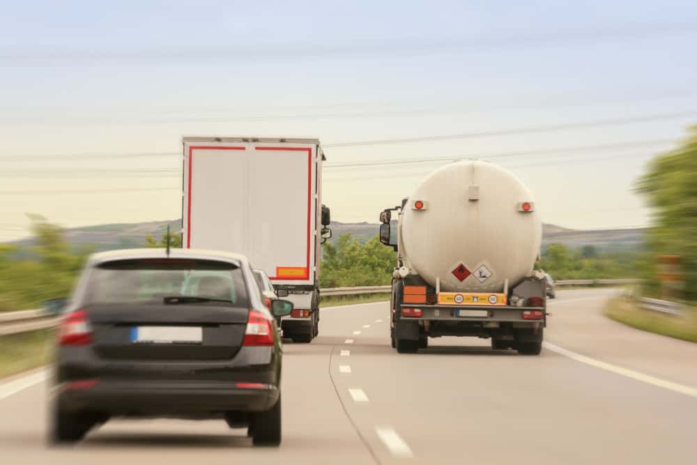 Ultrapassar pela direita é uma infração média, a menos que o veículo da frente vá virar para a esquerda