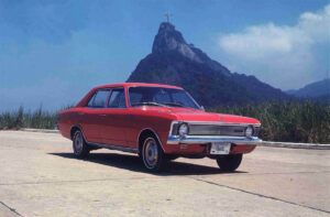 chevrolet-opala-vermelho-quatro-portas-de-frente-com-cristo-redentor-ao-fundo