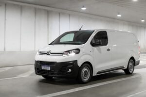 citroen-e-jumpy-branco-dianteira-em-garagem-fecahda