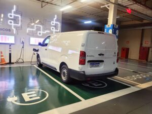 citroen-e-jumpy-estacionado-em-shopping-recarregando-as-baterias