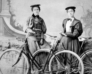 dupla-de-mulheres-e-bicicletas-foto-universal-history-archive-1600x1280-1