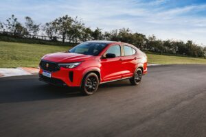fiat-fastback-abarth-2024-frente-lateral-traseira-em-movimento-3-1920x1280-1