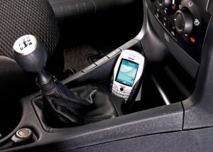 fiat-stilo-conect-1.8-16v-interior-detalhe-console-celular-nokia-1796x1280-1