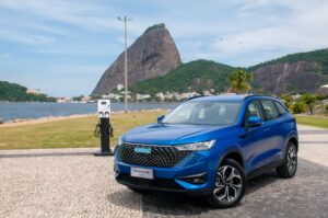 haval_h6_phev_azul-frente-parado-perto-de-carregador-rapido