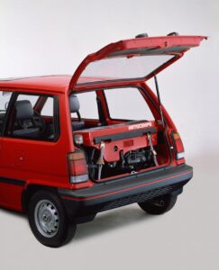 honda_city_r_vermelho-porta-malas-aberto-com-motocompo-dentro-1038x1280-1