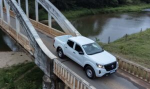 nissan-frontier-s-2023-branca-frente-lateral-sobre-ponte