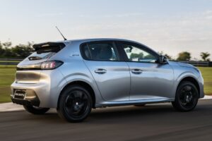 peugeot-208-1.0-style-2023-cinza-traseira-em-movimento-pista