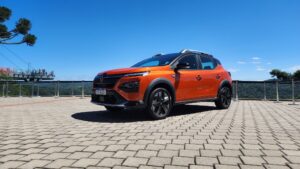 renault-kardian-2024-laranja-frente-lateral-traseira-interior-2-1
