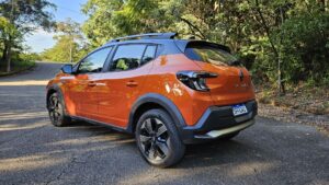 renault-kardian-premiere-2024-laranja-frente-lateral-e-traseira-2