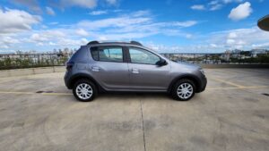renault-stepway-zen-cinza-2023-interior-frente-lateral-trasiera-4