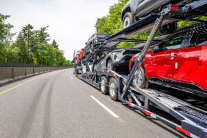 shutterstock_caminhao-cegonha-transportando-carros-eua