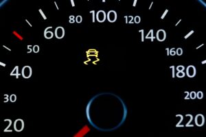 shutterstock_luz-do-controle-de-tracao-acesa-no-painel-de-um-carro