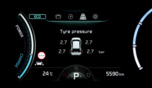 tpms-sensor-mostrando-a-pressao-de-cada-pneu-no-painel-do-carro