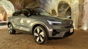 volvo-c40-recharge-cinza-2023-frente-e-lateral
