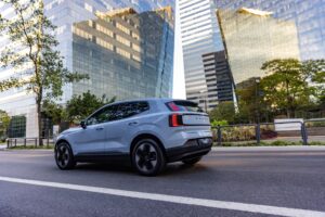volvo-ex30-ultra-2025-branco-traseira-em-movimento-1920x1280-1