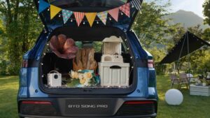 byd-song-pro-dm-i-2025-azul-atlantida-porta-malas-aberto-e-carregado-1920x1080-1