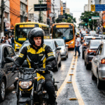 Atenção: saiba o que acontece ao pilotar com a viseira do capacete levantada!