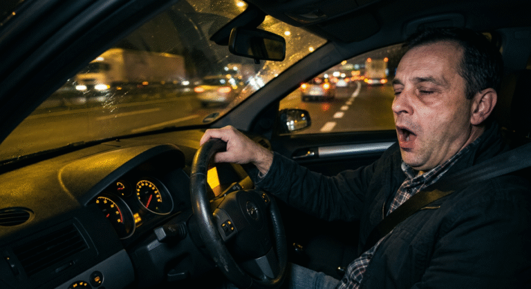 Dirigir cansado: por que o corpo trai o motorista